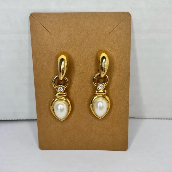 SOLD!! 🧾🍒VINTAGE CHUNKY HOOP EARRINGS TEARDROP FAUX PEARL DANGLE GOLD TONE - Picture 1 of 7